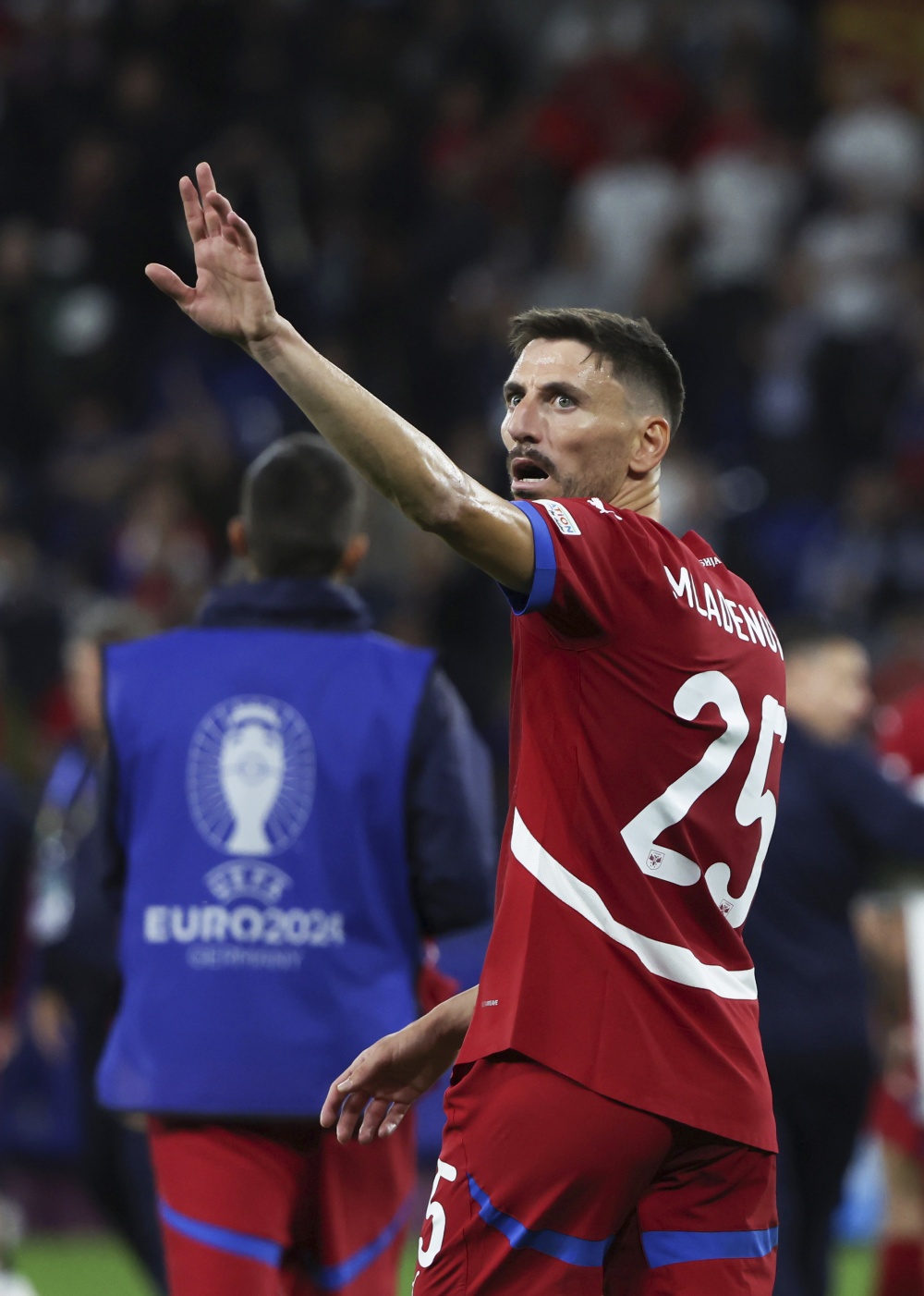 包含离谱！拜仁慕尼黑赛后遗憾出局凯恩在塞尔维亚队比赛中状态火爆，上海申花围绕荷甲远射贴柱的词条